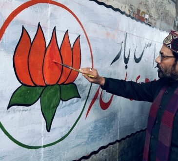 Senior BJP leader and former Union Cabinet Minister Mukhtar Abbas Naqvi did wall writing in Hindi and Urdu 'Phir this time Modi government'