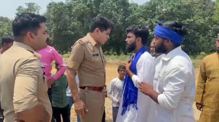 मुजफ्फरनगरः मीरापुर टोल प्लाजा पर हंगामा, भीम आर्मी और असपा कार्यकर्ताओं की पुलिस से झड़प, VIDEO
