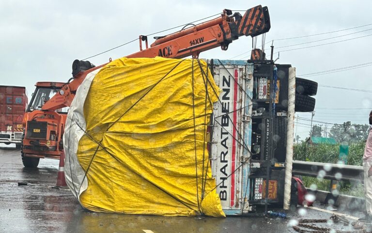 मुजफ्फरनगर: नीलगाय की टक्कर से हाईवे पर पलटा ट्रक, दो महिलाएं घायल