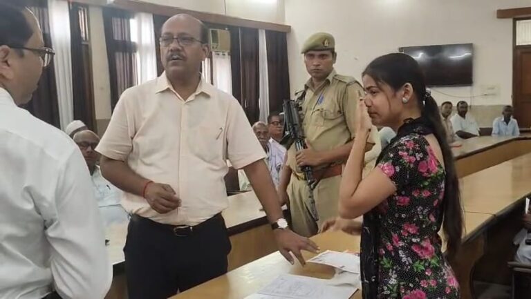 मुजफ्फरनगर DM उमेश मिश्रा ने ‘खुशी’ के ‘दु:ख’ का कराया इलाज, जनसुनवाई में दिखी दरियादिली