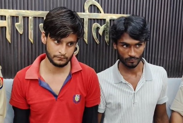 पैर में लाइट बांधकर रात में उड़ाया कबूतर, गांव वालों ने ड्रोन समझकर बुला ली पुलिस, गिरफ्तार