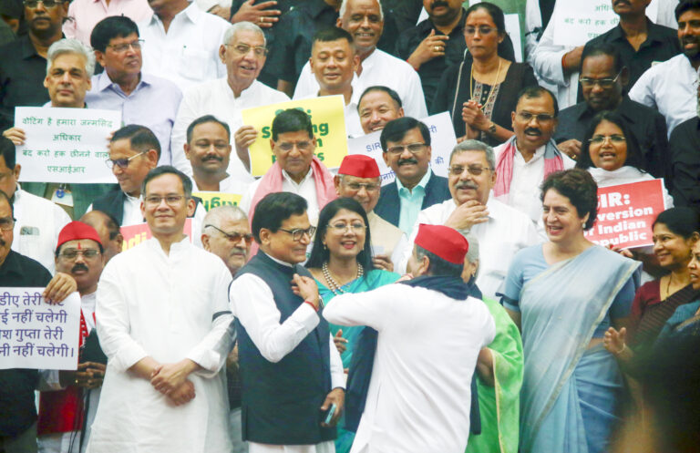 ‘वोट चोरी’ पर BJP का पलटवार: राहुल, अखिलेश, प्रियंका और डिंपल की सीटों पर लगाया गड़बड़ी का आरोप