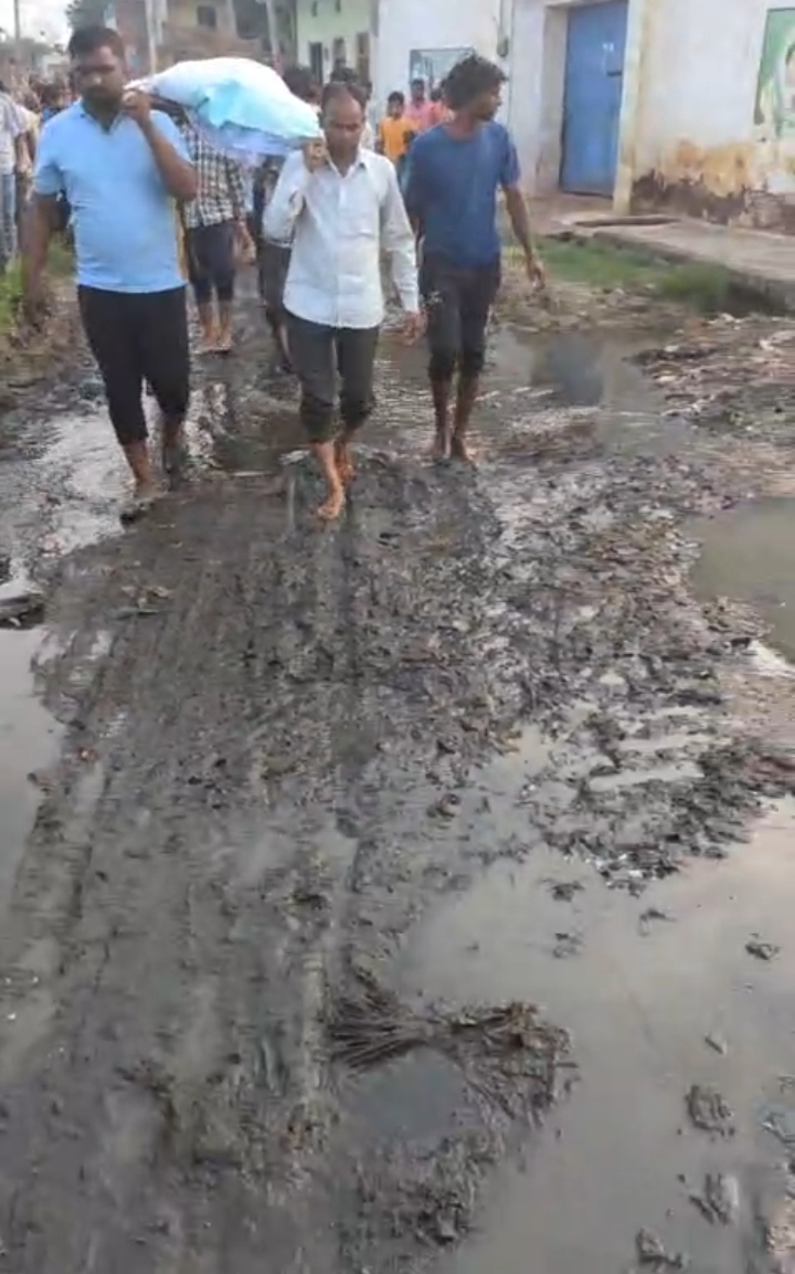 Muzaffarnagar: Dirty Water Hampers Funeral Processions