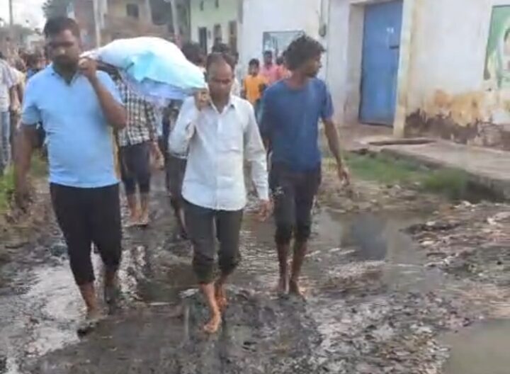 Muzaffarnagar: Dirty Water Hampers Funeral Processions
