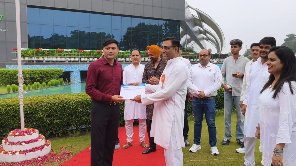 Wave City, Ghaziabad, Independence Day 2025, Tricolor, National Anthem, Guard of Honour, Patriotism, Smart City, Har Ghar Tiranga, Viksit Bharat