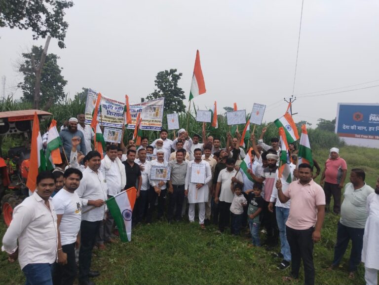 मुजफ्फरनगर में किसानों का अनोखा आंदोलन, खेतों में तिरंगा फहराकर जमीन बचाने का लिया संकल्प