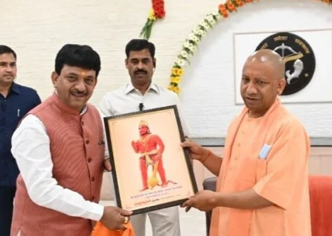 kapil dev agarwal with cm yogi
