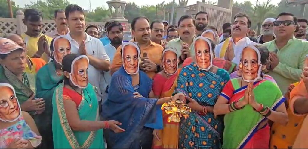 PM Modi 75th Birthday: Varanasi Women in Hiraben Masks Bless Him