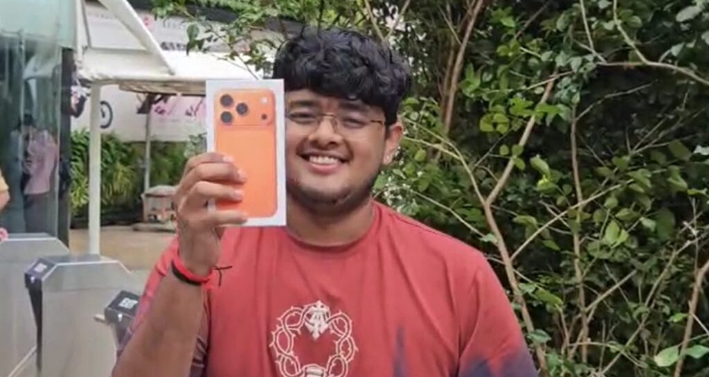 Mumbai BKC Apple Store Rush for iPhone 17 Launch 