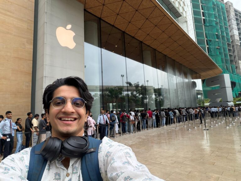 iPhone 17 लॉन्च: मुंबई BKC में एप्पल स्टोर के बाहर लंबी कतार, रात भर इंतजार कर खरीदे फोन