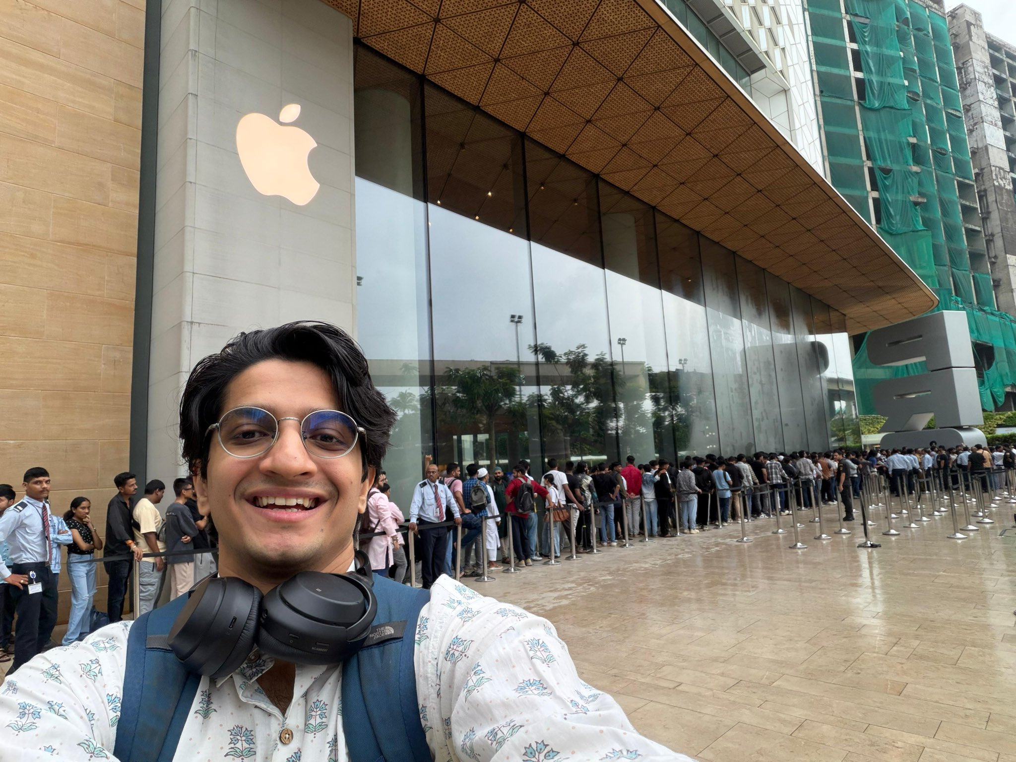 Mumbai BKC Apple Store Rush for iPhone 17 Launch