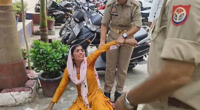 मुजफ्फरनगर के चरथावल थाने में जहर पीकर पहुंची विधवा, पुलिस महकमे में मचा हड़कंप, पहुंचाया अस्पताल