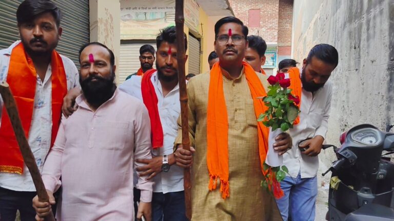 UP: करवा चौथ पर मुजफ्फरनगर की सड़कों पर शिवसेना का ‘गुलाब और डंडा’! ‘मेहंदी जिहाद’ पर कांटों के साथ ‘चांटों’ की चेतावनी