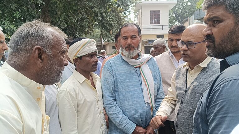 मुजफ्फरनगर चकबंदी में भ्रष्टाचार का काला खेल! 70 मीटर वालों को 72 बीघा जमीन; किसानों ने अधिकारी को घेरा