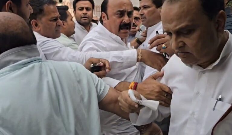 मुजफ्फरनगर में RLD नेताओं और शिक्षकों में सड़क पर महाभारत, मंत्री कपिलदेव अग्रवाल को गाली पर भड़के, खूब हुई धक्का-मुक्की, Video