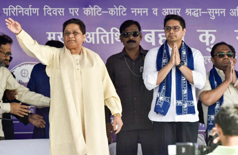 मायावती की सोशल इंजीनियरिंग रणनीति! BSP की सपा के PDA को काटने की तैयारी!