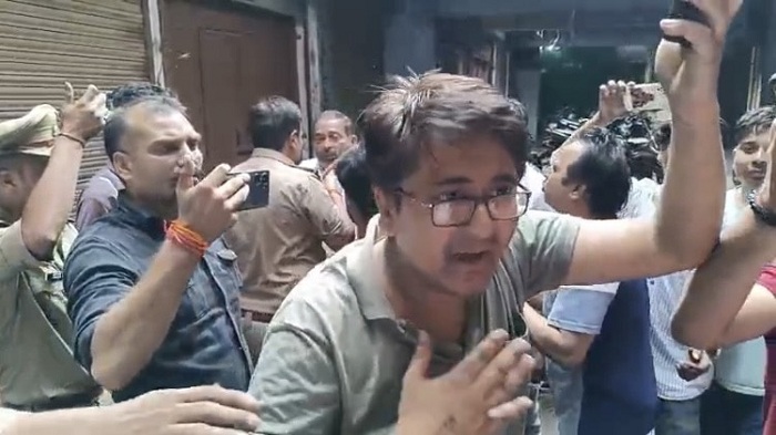Muzaffarnagar Dal Mandi: Vendors Protest Illegal Fireworks Seizure