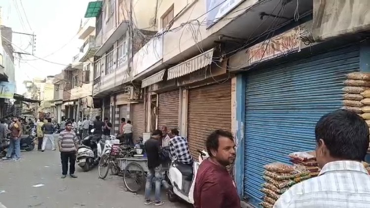 Muzaffarnagar Dal Mandi: Vendors Protest Illegal Fireworks Seizure