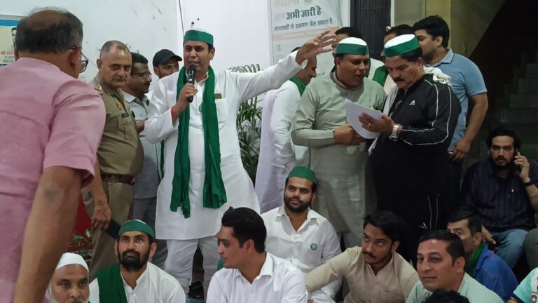 मुजफ्फरनगर में भाकियू टिकैत का BSA कार्यालय पर अनिश्चितकालीन धरना: अभद्रता का आरोप, गेट बंद कर प्रदर्शनकारियों ने डेरा डाला