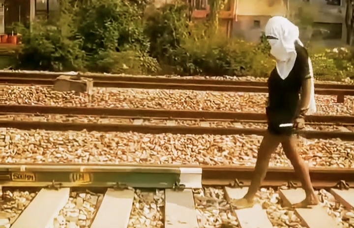 Muzaffarnagar Alert: 'Knife-Wielding Beauty' Roams Civil Lines with Blade, Viral Video Sparks Panic!