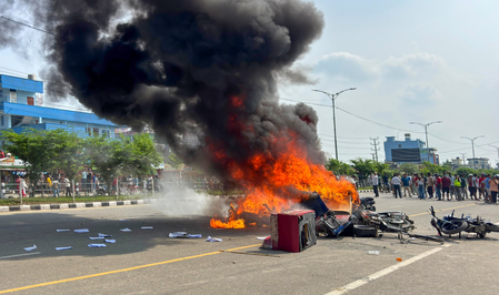 नेपाल के मधेश में हिंसा: सरोज कुमार यादव CM नियुक्ति पर जनकपुरधाम CM ऑफिस में तोड़फोड़, विधायकों ने फर्नीचर फेंका