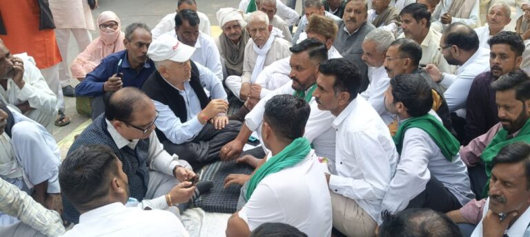 मुजफ्फरनगर के दूधली में चकबंदी को लेकर कलेक्ट्रेट पर ज़ोरदार धरना–प्रदर्शन, नक्शा 23 रद्द करने पर अड़े किसान!