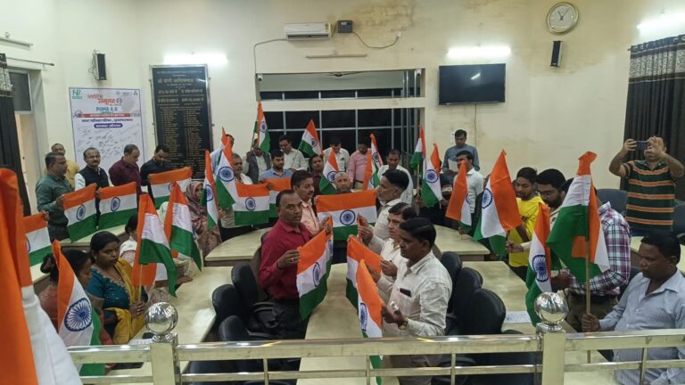 मुजफ्फरनगर पालिका में वंदे मातरम के 150 साल का जश्न, हाथों में लेकर कर्मचारियों ने गाया राष्ट्रगीत!