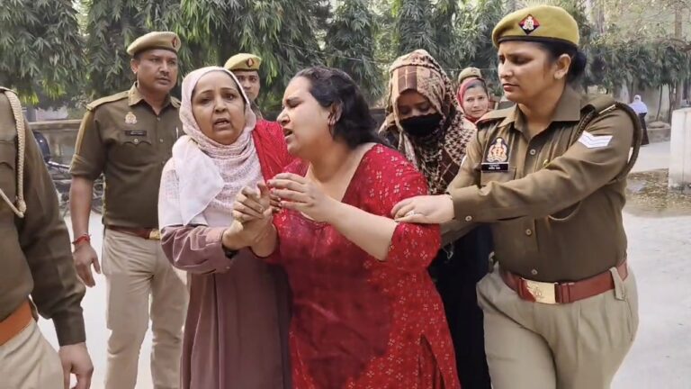 मुजफ्फरनगर पुलिस ऑफिस में महिला ने खुद पर छिड़का पेट्रोल, आत्मदाह की कोशिश पर मचा हड़कंप