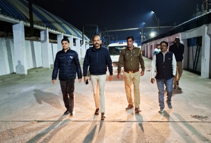 मुजफ्फरनगर: 6 चीनी मिलों पर एक साथ छापा, शीरा टैंकों से सैंपल जब्त, ANPR कैमरे भी चेक!