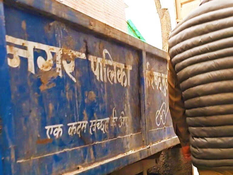 मुजफ्फरनगर: भर्ती परीक्षा की कॉपियों को कूड़ा गाड़ी में ढोने की कोशिश! DM भड़के, जिम्मेदारों को हड़काया