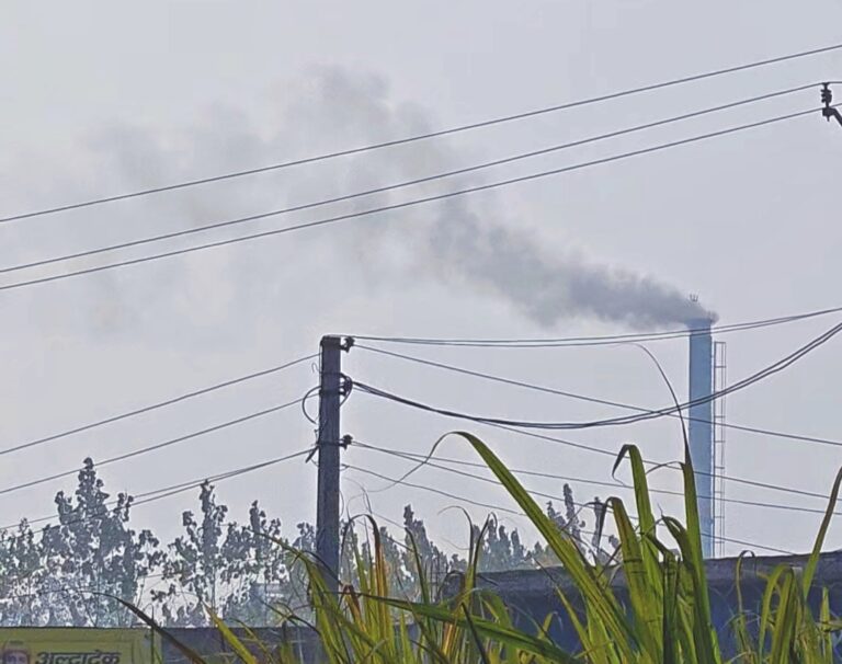 मुजफ्फरनगर: प्रदूषण मंत्री के भांजे की पेपर मिल का काला सच; सिलाजुड्डी गांव में काला धुआं, सड़ा RDF कचरा! ग्रामीण बोले “सांस लेना मुहाल”!