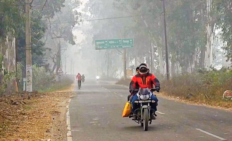 मुजफ्फरनगर में कोहरे और प्रदूषण से थोड़ी राहत, लेकिन ठंड की मार बरकरार! विजिबिलिटी 50-100 मीटर, AQI में 11 पॉइंट की गिरावट