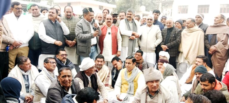 मुजफ्फरनगर में चौधरी चरण सिंह चौक विवाद में ट्विस्ट, बढ़ते दबाव के सामने झुके सत्यप्रकाश रेशु! धरना स्थल पहुंच होर्डिंग किया दान!