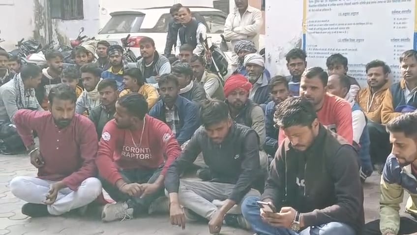 Muzaffarnagar Dalit Girl Missing: Shiv Sena Dharna 