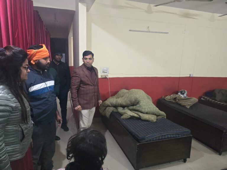 मुजफ्फरनगर में ठंड से बचाव की मुहिम! ADM गजेंद्र कुमार ने रैन बसेरा निरीक्षण किया, खुले में सो रहे लोगों को आश्रय में भेजा