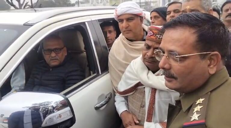 मुजफ्फरनगर में कांग्रेस प्रदेश अध्यक्ष अजय राय को पुलिस ने रोका! मेरठ बॉर्डर के भंगेला चेक पोस्ट पर की गई बेरीकेडिंग