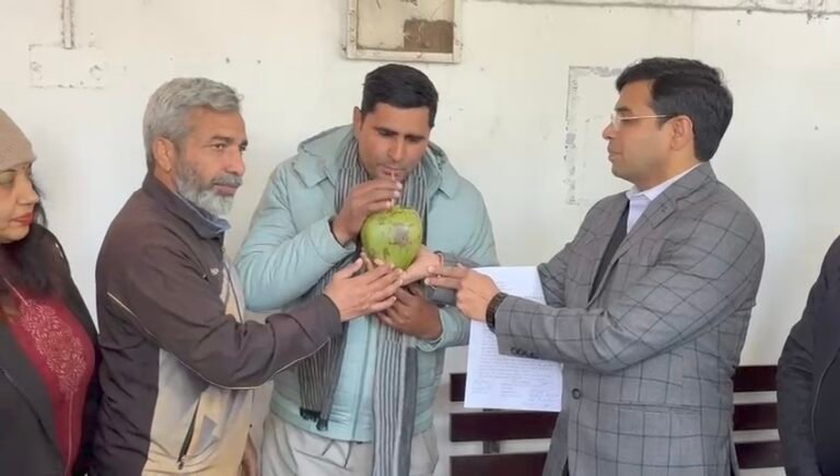 मुजफ्फरनगर: सड़क निर्माण घोटाले पर भूख हड़ताल खत्म! ADM ने नारियल पानी पिलाकर सुमित मलिक को मनाया, DM का ठोस कार्रवाई का आश्वासन