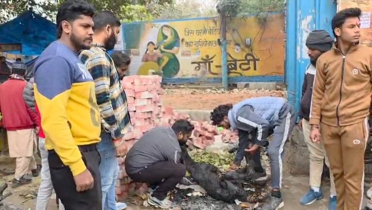 मुजफ्फरनगर ज़िला हॉस्पिटल के गेट पर जला दिया गौवंश! गौसेवकों में आक्रोश, खंगाले जा रहे CCTV कैमरे
