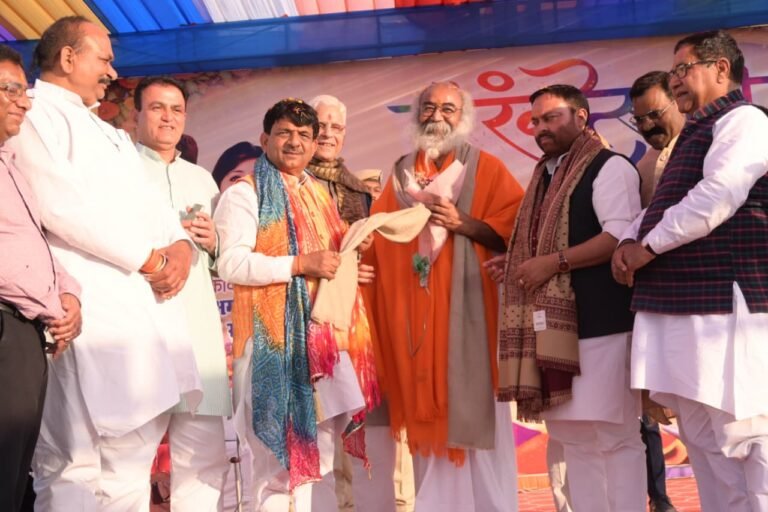 होली के रंगों में डूबा मुजफ्फरनगर! मंत्री कपिल देव अग्रवाल ने हजारों के साथ खेली ‘फूलों की होली, सद्भाव और प्रेम की जीती-जागती मिसाल