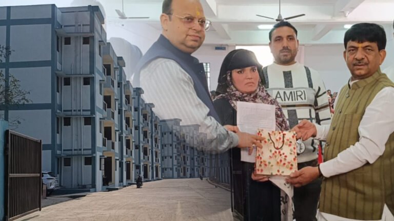 योगी के मंत्री कपिलदेव अग्रवाल का सफेद झूठ? PMAY फ्लैट्स में न बिजली, न पानी, न खिड़कियां! लाभार्थी बोले, “ना होली मना पाएंगे और ना ईद!”