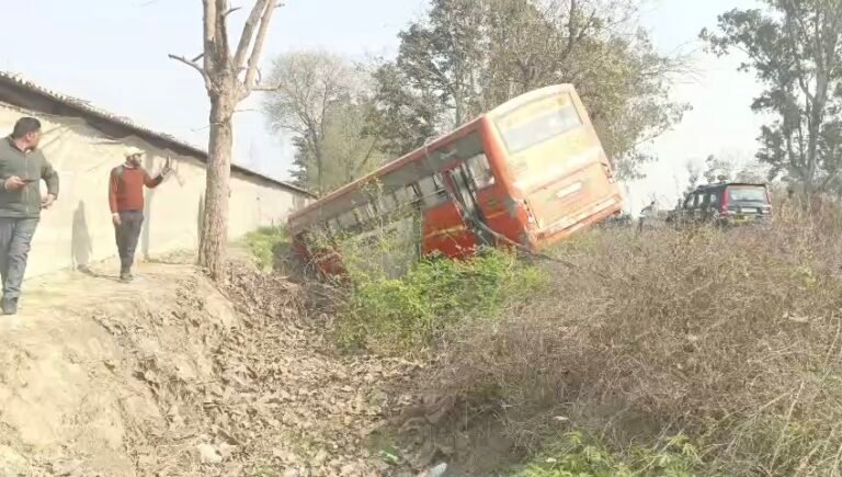 शामली-मुजफ्फरनगर मार्ग पर ट्रैक्टर से बचते हुए बस खाई में पलटी, 50 यात्री बाल-बाल बचे!