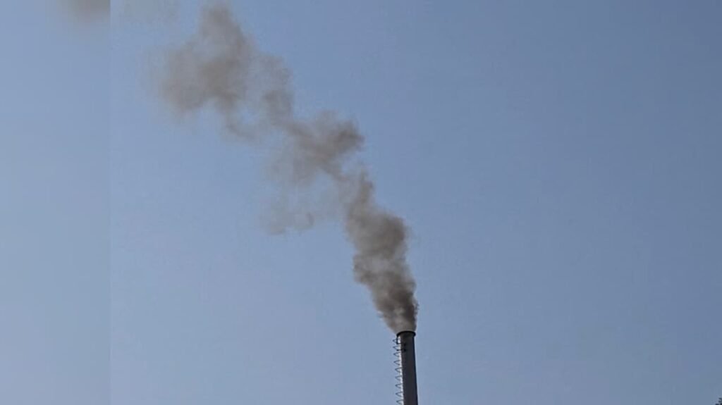 Muzaffarnagar Factories Spew Toxic Black Smoke: Bhopa, Jauli, Jansath Roads Choking – Pollution Board Silent!