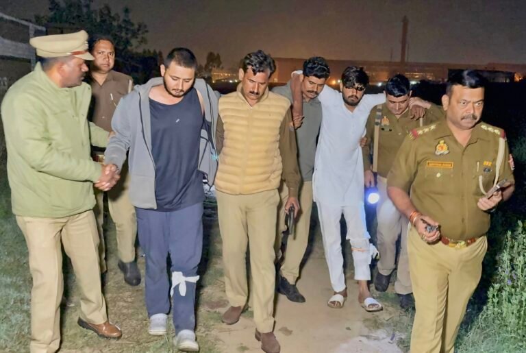 माफिया सरगना रहे विक्की त्यागी का बेटा रक्षित उर्फ दक्ष पुलिस मुठभेड़ में घायल! मुजफ्फरनगर में अवैध हथियार तस्करी का बड़ा खुलासा, ज़ख़ीरा बरामद