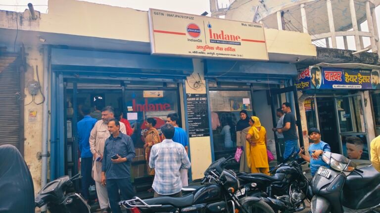 मुजफ्फरनगर में गैस का संकट? खाड़ी युद्ध के बीच सिलेंडर के लिए लगी कतारें, कमर्शियल पर रोक, 25 दिन बाद मिलेगा दूसरा सिलेंडर!