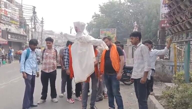 मौलाना अब्दुल्लाह सलीम की जुबान काटने पर 1.25 लाख का इनाम! मुजफ्फरनगर में हिंदू युवा वाहिनी ने फूंका पुतला, CM योगी की मां पर विवादित बयान की कड़ी निंदा