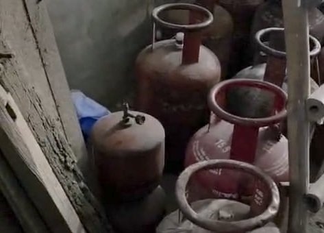 Muzaffarnagar: Raid on LPG Black Marketing Amid Shortage Rumours, 12 Cylinders Seized | Dealer Detained