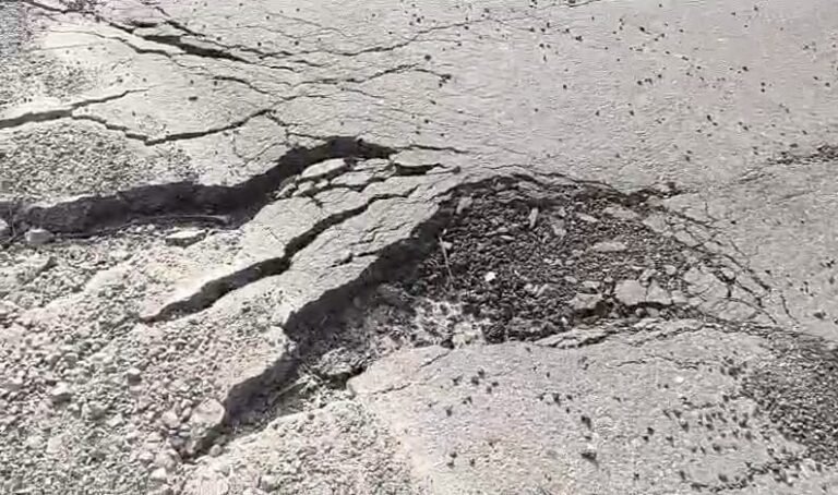 पिन्ना ब्रिज के नीचे सड़क बार-बार उखड़ रही, हादसों का खतरा बढ़ा; ग्रामीणों ने NHAI से गुणवत्ता जांच और पुनर्निर्माण की मांग की