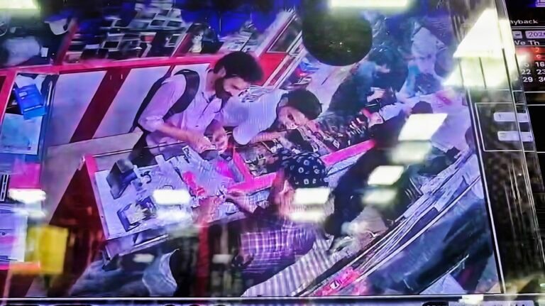 हैरत! शिव चौक पुलिस चौकी क्षेत्र में ताबड़तोड़ घटनाएं, बुर्काधारी गैंग के बाद अब शहर कोतवाली गेट के बाहर चोरी, दुकान से घड़ी उड़ाते हुए CCTV वायरल