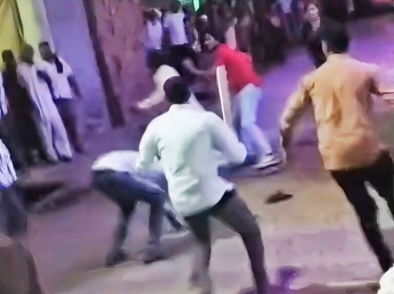 बच्चों की लड़ाई बनी ‘गांव युद्ध’! मुजफ़्फ़रनगर में ईंट-पत्थर और लाठियां बरसीं, VIDEO