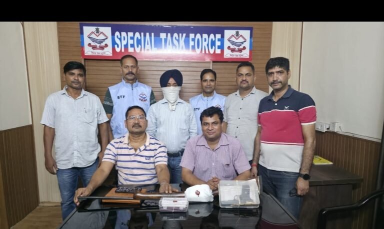 उत्तराखंड एसटीएफ का ‘ऑपरेशन प्रहार’, फर्जी शस्त्र लाइसेंस रैकेट का एक और आरोपी गिरफ्तार, हथियार बरामद,अब तक 13 दबोचे गए